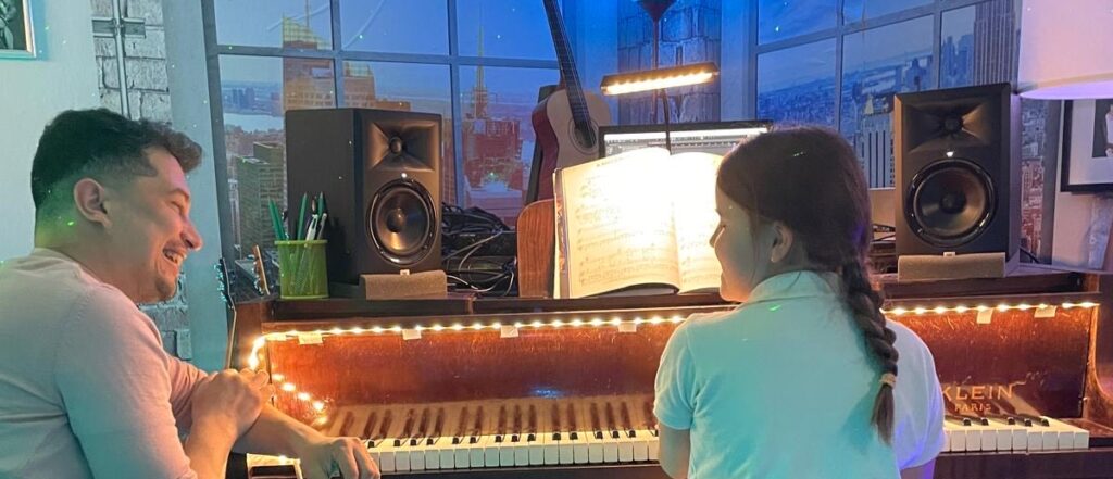 Enfant apprenant le piano — Tune Upp Aix-en-Provence